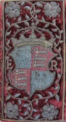 Reliure en velours brodé sur les sermons de John Udall avec les armoiries d
