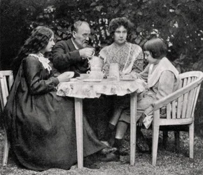 Émile Zola, romancier français, avec sa famille, 1899