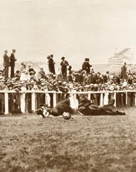 Emily Davison se jetant devant le cheval du roi pendant le Derby, Epsom, Surrey