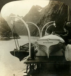 En route vers le Cap Nord longeant des falaises abruptes le long du Lyngenfjord, Norvège, vers 1905