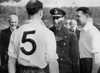 Le footballeur anglais Eddie Hapgood rencontrant le roi George VI, vers 1937-1944