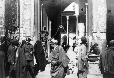 Entrée de la mosquée de Kazimain, Irak, 1917-1919