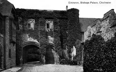 Entrée du palais épiscopal, Chichester, Sussex, début du 20ème siècle