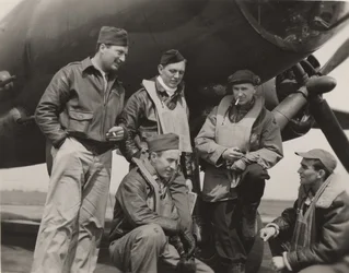 Ernie Pyle avec un équipage de bombardier