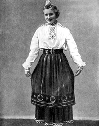 Femme estonienne en costume traditionnel, 1936