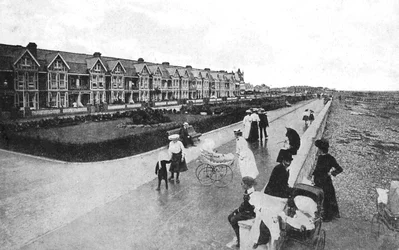 Familles en promenade sur New Parade, East Worthing, West Sussex, vers 1900-1920