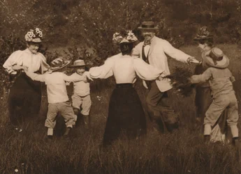 Famille jouant à des jeux dans un champ, 1937