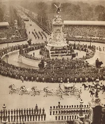 Fanfare de trompettes, roulement de tambours, 12 mai 1937
