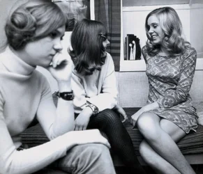 Mode : jeunes filles à une fête en Espagne, l