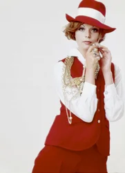 Mode : jeune femme portant un chapeau et une tenue rouges, fin des années 1960