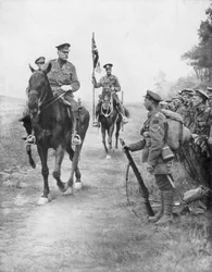 Le maréchal Douglas Haig passant en revue les troupes canadiennes, Drocourt-Quéant