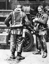 Pompiers mettant des casques à fumée, Farringdon Street rubber works, Londres, 1926-1927