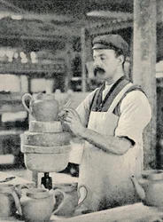 Fixation du bec sur une théière, vers 1917