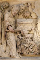 Abbaye de Fleury, sculpture de la porte nord : reliquaire de Saint Benoît, Saint-Benoît-sur-Loire