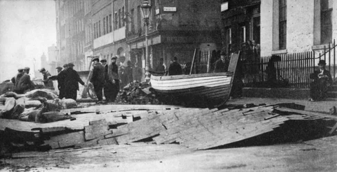 Dégâts des inondations sur le Victoria Embankment, Londres, 1928