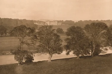 Floors Castle, depuis la rive sud de la Tweed, 1902