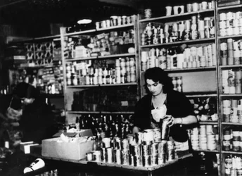Épicerie dans Paris occupé, vers 1941