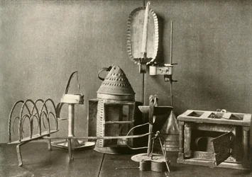 Chauffe-pieds, lampes à huile, applique à bougie, lanterne en étain et grille-pain, XVIIIe siècle, 1937