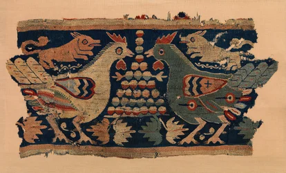 Fragment de tenture murale avec des coqs affrontés et des chiens courant, copte, IVe-VIe siècle.