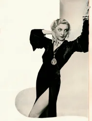 Frances Day en personne : Booths Gin fait ressortir le meilleur de toute compagnie, vers 1935