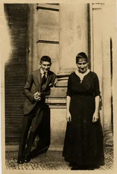 Franz Kafka avec sa sœur Ottla devant la maison Oppelt à Prague