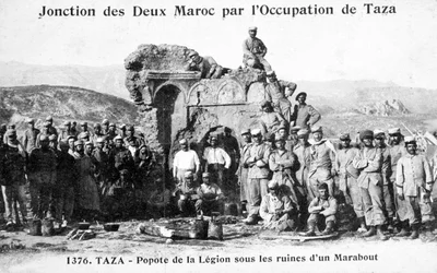 Légion étrangère française près de ruines de marabout, Taza, Maroc, 1904