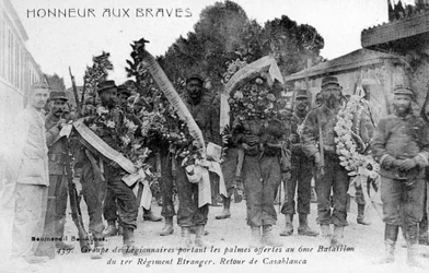 La Légion étrangère française honore les braves, Algérie, 1910