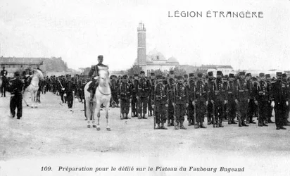 Légion étrangère française se préparant à marcher sur le plateau Faubourg Bugeaud, Algérie, 20e siècle