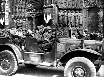 Général français Philippe Leclerc devant Notre-Dame, libération de Paris, août 1944