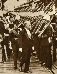 Le président français Raymond Poincaré avec Édouard, prince de Galles, à Portsmouth, juin 1913, 1935