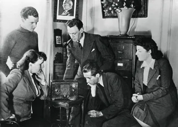 Citoyens français écoutant une émission du vice-premier ministre de Vichy, l