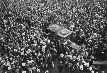 Foules françaises acclamant Pershing et Joffre, Hôtel Crillon, Paris, Première Guerre mondiale, 1917