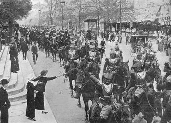 Cuirassiers français traversant les rues de Paris en route vers le front, 1914