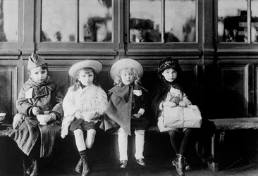Enfants réfugiés français attendant un train