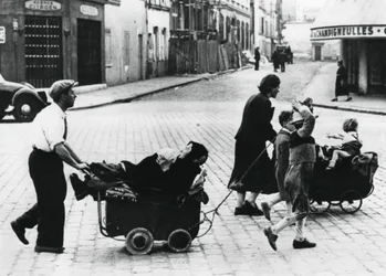 Réfugiés français rentrant chez eux après la chute de la France aux mains des Allemands, France, juillet 1940