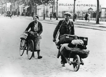 Réfugiés français rentrant chez eux après la chute de la France aux Allemands, Paris, juillet 1940
