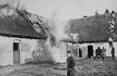 Soldats français combattant un incendie déclenché par des bombes incendiaires allemandes, Artois, Première Guerre mondiale, 1915