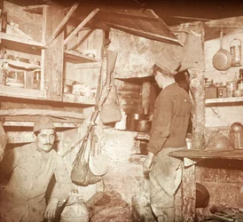 Soldats français dans la cuisine des officiers allemands capturés, vers 1914-1918