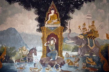 Phra Mae Thorani tord ses longs cheveux et des torrents d