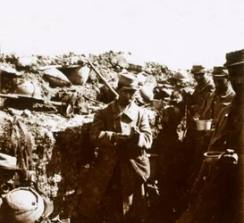 Tranchées de première ligne, vers 1914-1918