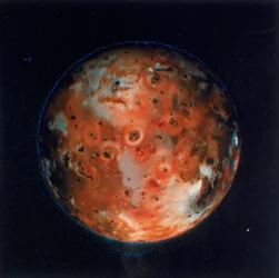 Vue complète de Io, une des lunes de Jupiter, 1979