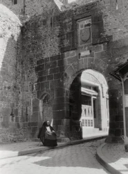 Porte et entrée de la seule rue de Mont St Michel, Normandie, France, 20e siècle