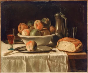 Table dressée avec coupe de fruits et cruche en étain