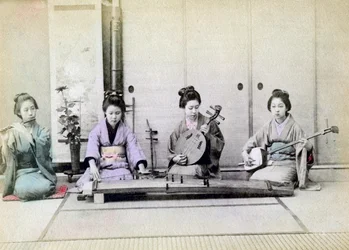 Geisha jouant des instruments de musique traditionnels, Japon, 1880