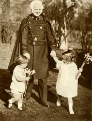Général Bramwell Booth avec ses deux petits-enfants