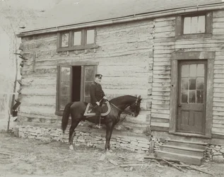 Général Frederick Dent Grant à cheval devant la cabane (Hardscrabble) construite par son père, Ulysses S. Grant