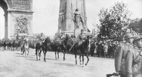 Général Montuori et troupes italiennes lors du défilé de la victoire, Paris, France, 14 juillet 1919