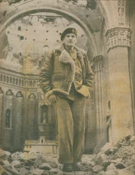 Le général Sir Bernard Montgomery, inspecte les ruines de Fossacesia, 1944