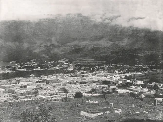 Vue générale montrant la Montagne de la Table enveloppée de vapeur, Le Cap, Afrique du Sud, 1895