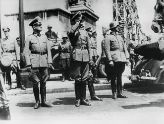 Le général von Bock saluant les troupes allemandes défilant devant l